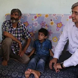 عين اصطناعية تركية لطفل سوري قصفه النظام بقنبلة عنقودية