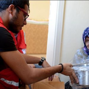الهلال الأحمر التركي يوزع مساعدات على لاجئين سوريين جنوبي البلاد