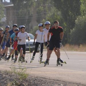 فريق تزلج تركي يتحدى الصعاب في الطرقات