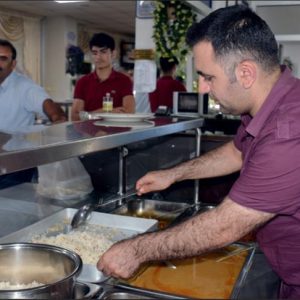 مطاعم تركية تقدّم وجبات مجانية للفقراء منذ 70 عامًا