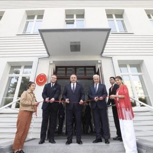 جاويش أوغلو يفتتح مبنى سفارة تركيا الجديد في بولندا