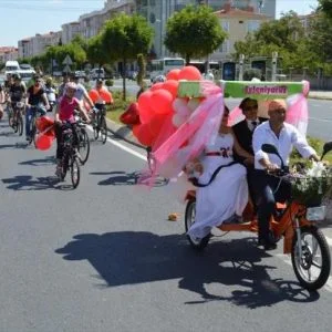في موكب دراجات هوائية.. تركي يطير بعروسته لعش الزوجية
