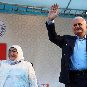 يلدريم وعقيلته يوكلان الهلال الاحمر بذبح اضايحهما