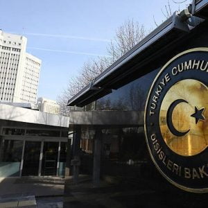 تركيا تأسف لاعتماد لائحة اتهام متحيزة حول الأحداث أمام سفارتها بواشنطن