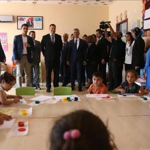 رئيس وزراء إستونيا يزور مخيما للاجئين في تركيا