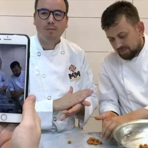 إسباني يتعلم الطبخ التركي لنقله إلى بلاده