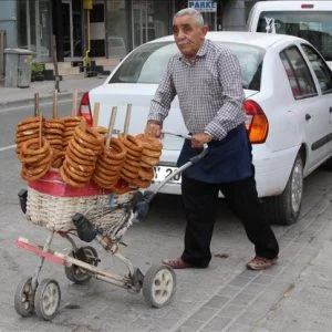 ستيني يبحث عن رزقه على عربة أطفال بصامصون التركية