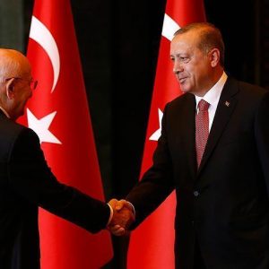 أردوغان يستقبل المهنئين بعيد النصر في القصر الرئاسي