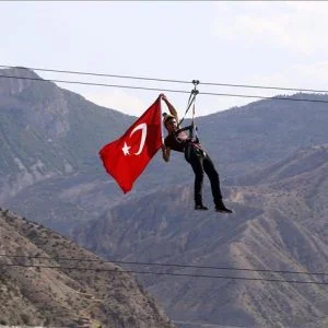 الانزلاق بهذا السلك المعلق يؤدي بك الى داخل مطعم تركي