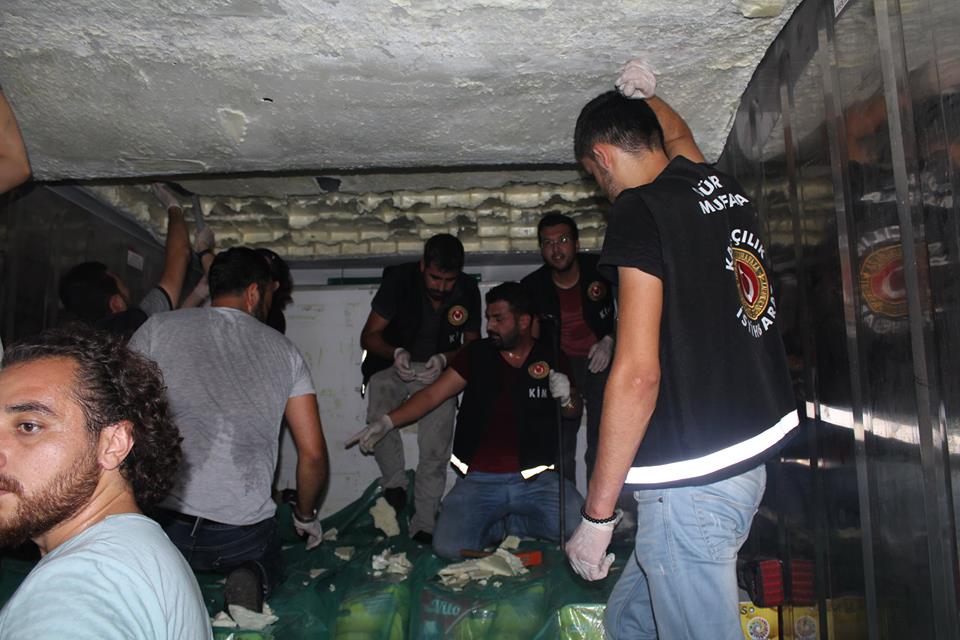 بالصور.. احباط تهريب كميات كبيرة من المخدرات الى تركيا 2 بالصور.. احباط تهريب كميات كبيرة من المخدرات الى تركيا 1