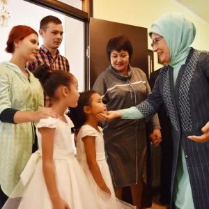 عقيلة أردوغان تزور دارًا للأيتام في أستانة