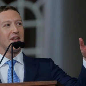 مارك زوكربيرغ يقرر بيع فيسبوك