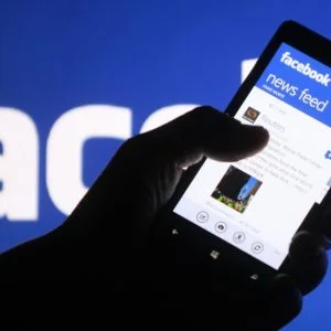 “فيسبوك” يجمع شمل أسرة فرقتها الحدود