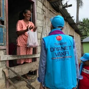 “الديانة التركي” يوزع لحوم 250 أضحية على المحتاجين في إندونيسيا