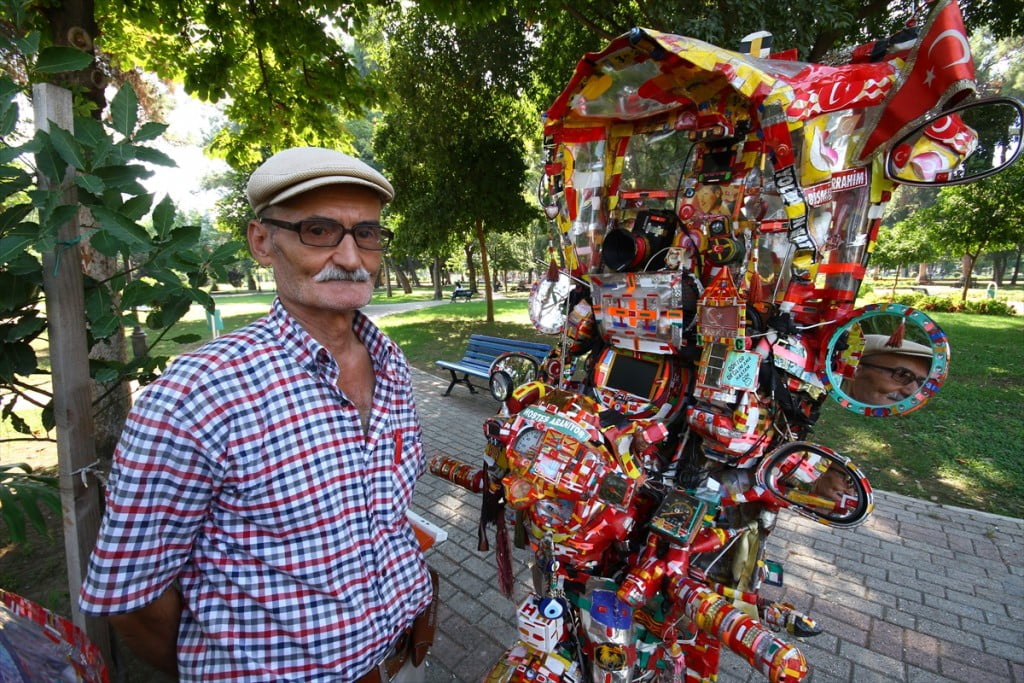 بالصور.. تركي يحول دراجته الهوائية الى سيّارة 3