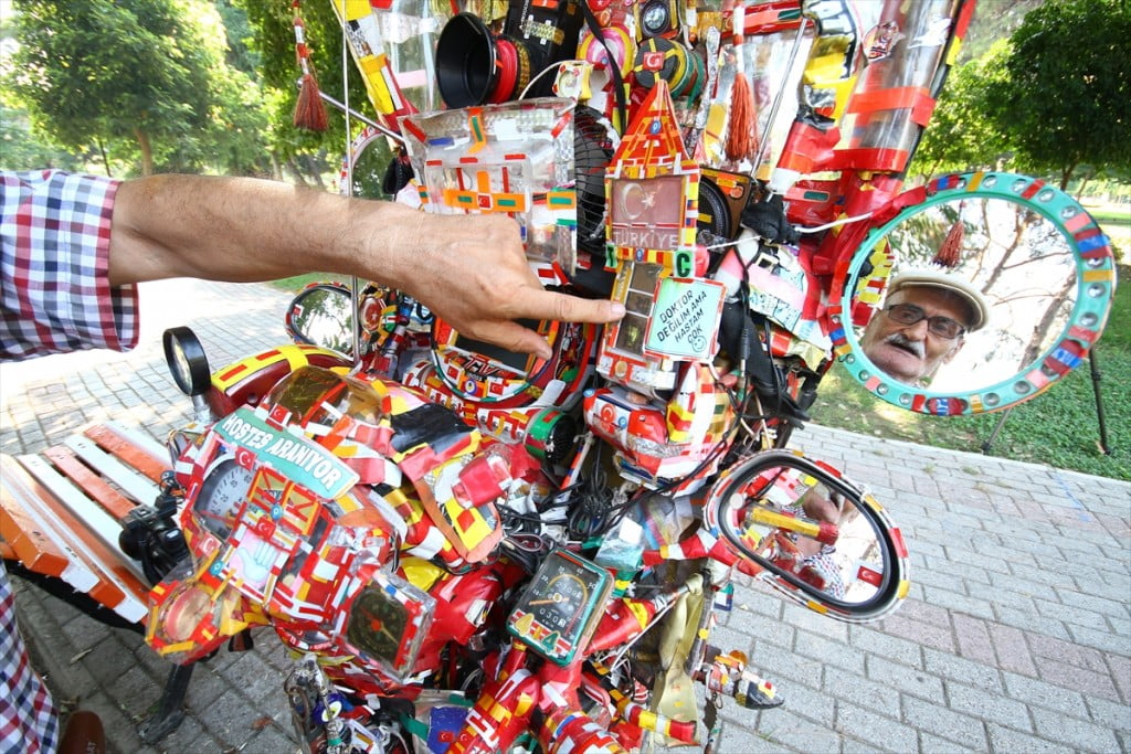 بالصور.. تركي يحول دراجته الهوائية الى سيّارة 5