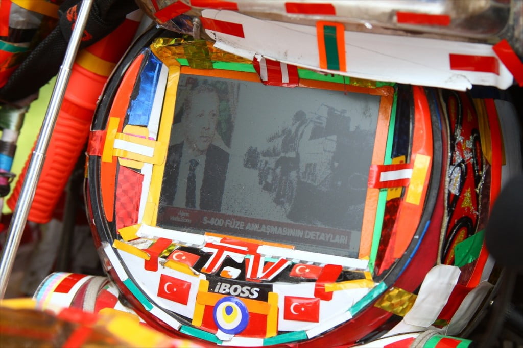 بالصور.. تركي يحول دراجته الهوائية الى سيّارة 13