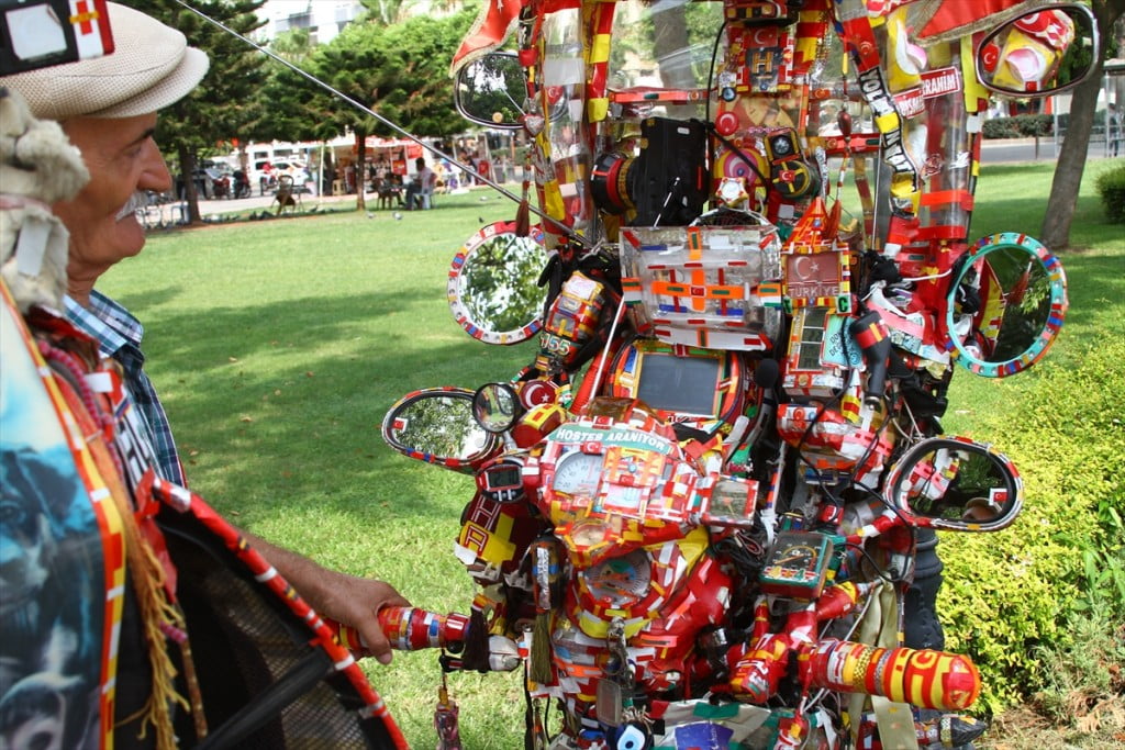 بالصور.. تركي يحول دراجته الهوائية الى سيّارة 15