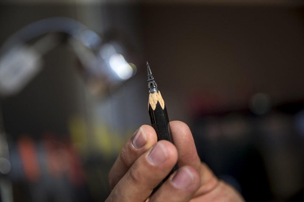 بالصور.. تركي يبدع في النحت على أقلام الرصاص 39