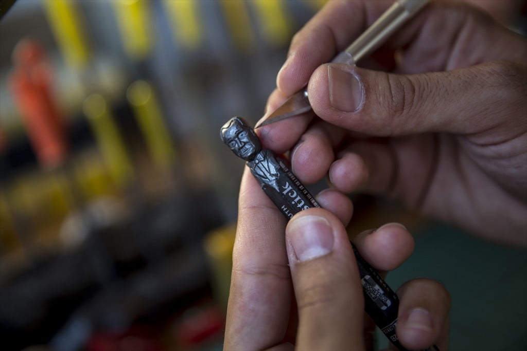 بالصور.. تركي يبدع في النحت على أقلام الرصاص 45