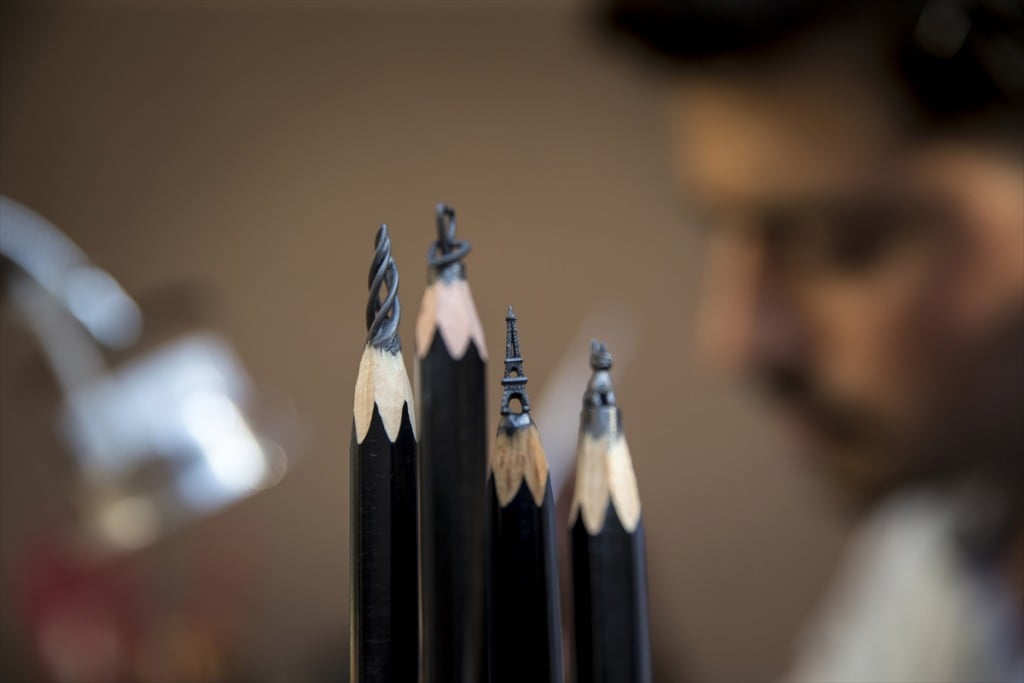 بالصور.. تركي يبدع في النحت على أقلام الرصاص 47