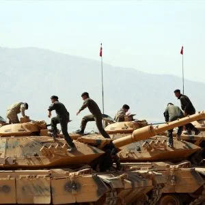 المناورات العسكرية التركية تتواصل على الحدود العراقية