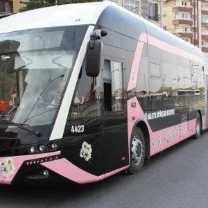 في تركيا.. حافلات خاصة للنساء باللون الوردي.. وحزب الشعب الجمهوري يطالب بحافلة للرجال باللون البنفسجي