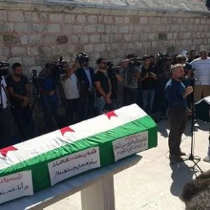 مئات السوريين يشيعون جثماني “عروبة وحلا بركات” بإسطنبول