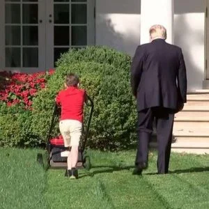 طفل عمره 11 عاما يعمل في البيت الأبيض برعاية ترامب