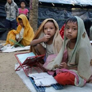 تركيا ترسل وزير خارجيتها لمخيماً لمسلمي أراكان في بنغلاديش