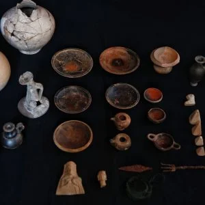 صور.. أدوات منزلية عمرها ألفي عام في أنطاليا جنوبي تركيا