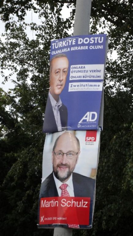 مع اقتراب الانتخابات.. صور اردوغان تملأ شوارع المانيا 1