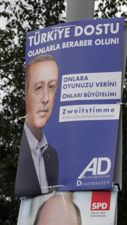 مع اقتراب الانتخابات.. صور اردوغان تملأ شوارع المانيا 3