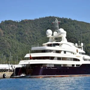 حماماته مصنوعة من الذهب.. يخت العاهل الأردني يصل لمرمريس التركية