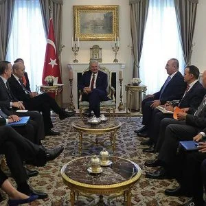 تركيا وفرنسا تؤكدان مواصلة العمل على تعزيز التعاون بينهما