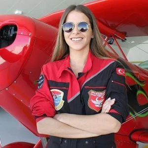 سمين اوزتورك.. اول قائدة طائرة استعراض في تركيا