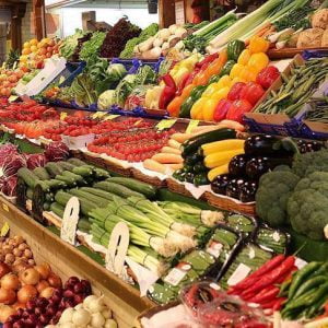 الفواكه والخضروات الملونة تقي من سرطان القولون