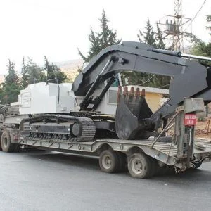 تركيا ترسل معدات بناء عسكرية إلى الحدود مع سوريا