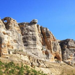 وادي “لونت” التركي.. يزخر بمغارات وتكوينات صخرية تعود إلى 65 مليون عام