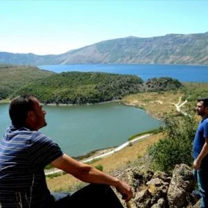تركيا..بحيرة نمرود البركانية بمناظرها الخلابة تأسر ألباب زوارها