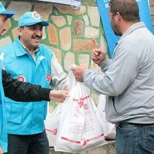 وقف الديانة التركي يوزع لحوم الأضاحي على مئات الأسر السورية في مخيم عرسال