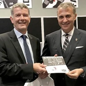 السفير البريطاني في أنقرة ينتسب إلى نادي “بشيكطاش” التركي