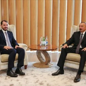 رئيس أذربيجان يلتقي وزير الطاقة التركي في باكو