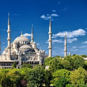 كورونا يحول دون أداء صلاة العيد في المساجد التركية