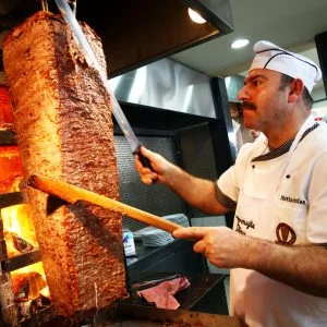  شيف تركي يعد سندويش شاورما بطول 20 مترًا والسبب! (صور)