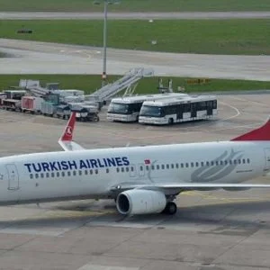 طائرة ركاب تركية تهبط اضطراريا بسبب طائر