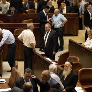 بالفيديو..وزراء إسرائيليون داخل برلمان دولة عربية