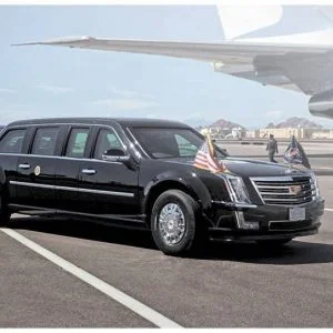 امرأة أمريكية تلقي على موكب ترامب التحية بإصبعها الأوسط (صورة)