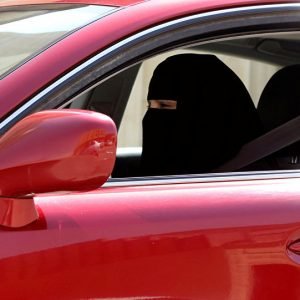 في السعودية.. ممنوع تصوير السيدات وهن يقدن سياراتهن