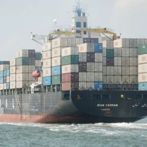 بالفيديو.. غرق باخرة كانت في طريقها إلى قطر